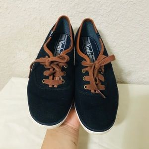 EUC Leda Navy wool sneakers